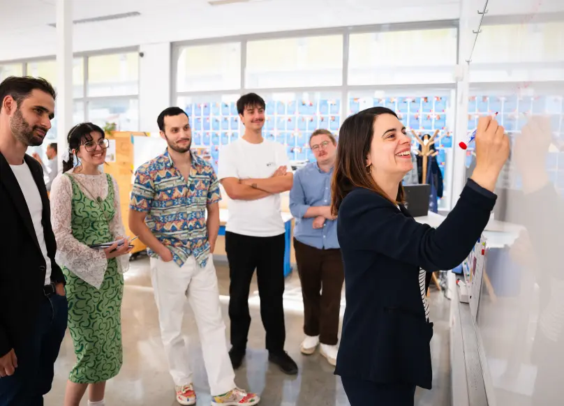 I am a Student-Entrepreneur 3 Goupe de personnes et un tableau compressed