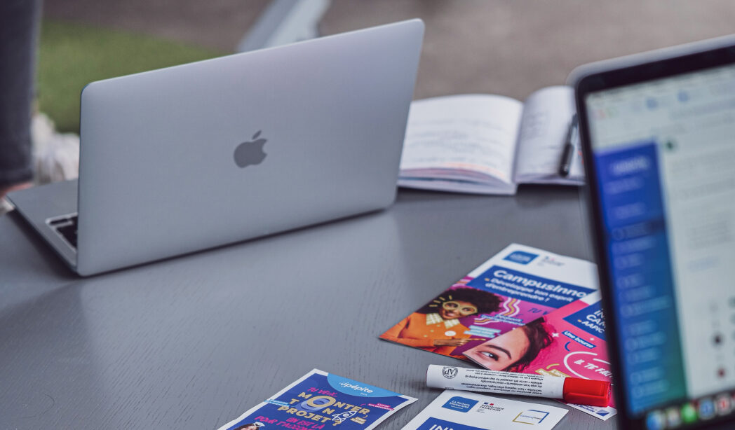 Devenir Étudiant-Entrepreneur 5 medium shot colleagues working together 1 e1727432287989